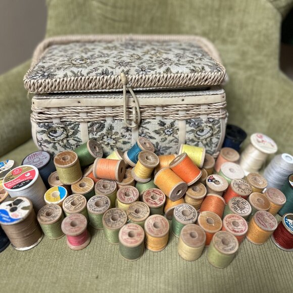 Huge Lot Vintage Belding Corticelli Thread - Picture 2 of 3